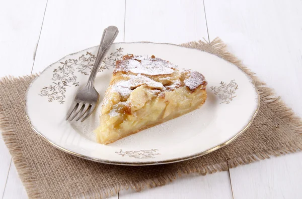 粉砂糖とりんごのケーキ — ストック写真