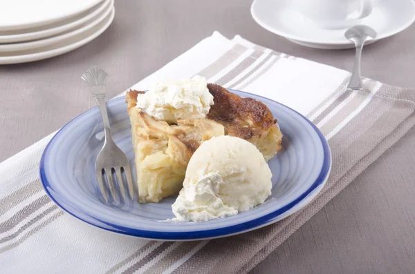 皿の上にホイップ クリームとりんごのケーキ — ストック写真