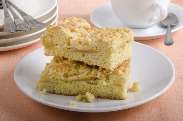 Freshly baked apple crumble cake — Stock Photo, Image