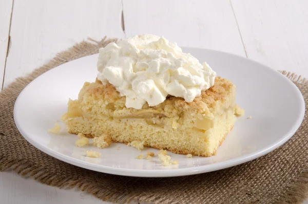 Apple crumble cake with whipped cream — Stock Photo, Image