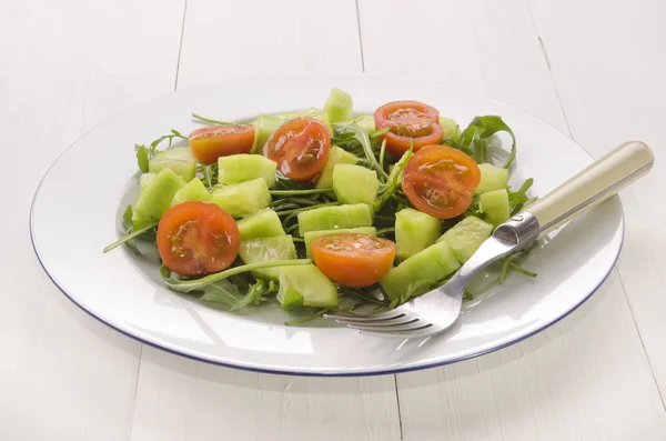 Salada com cubos de pepino e tomate — Fotografia de Stock