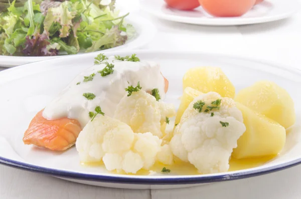 Филе лосося на гриле с сырным соусом, картофелем и кау — стоковое фото