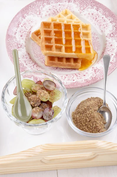 Pequeno-almoço numa bandeja de serviço com uva, waffle e linhaça moída — Fotografia de Stock