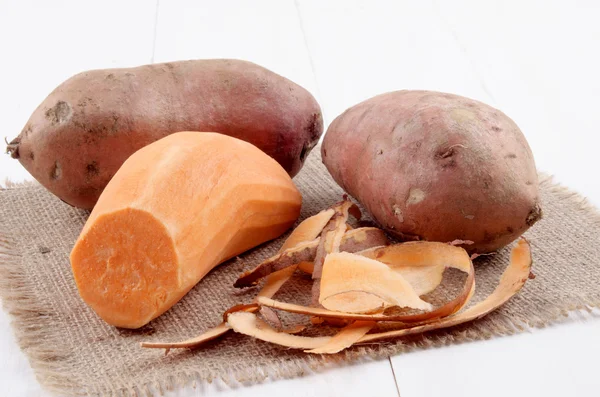 Loupaných sladkých brambor a bramborové slupky — Stock fotografie