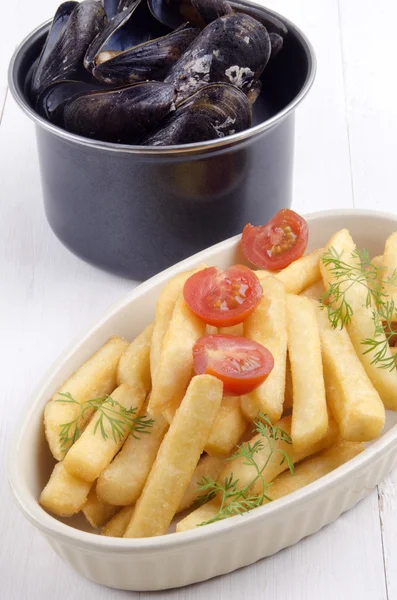 Musslor med pommes frites i en skål — Stockfoto