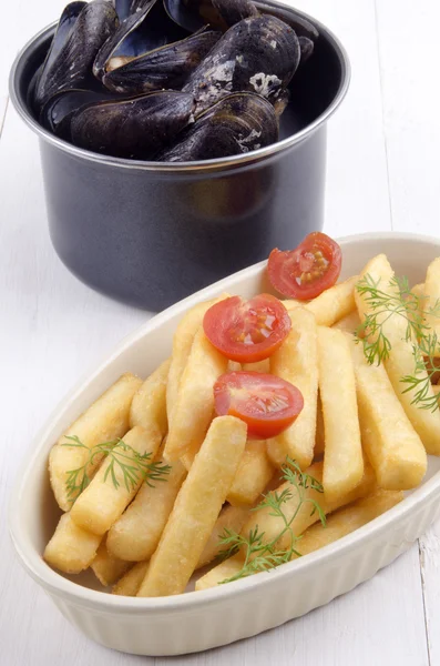 Mexilhão com batatas fritas em uma tigela — Fotografia de Stock