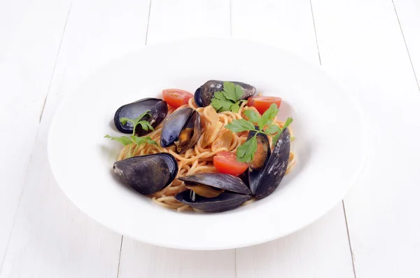 Spaghetti in salsa di pomodoro con cozze e coriandolo fresco — Foto Stock