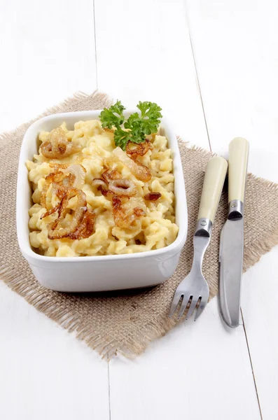 Spaetzle di formaggio con cipolle arrosto e prezzemolo — Foto Stock