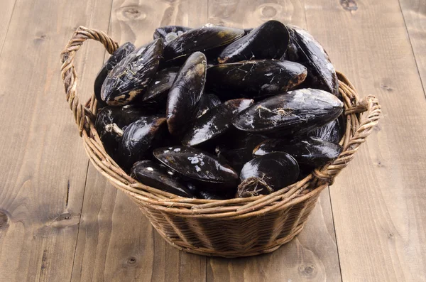 Fresh mussel in a wicker basket — Stock Photo, Image