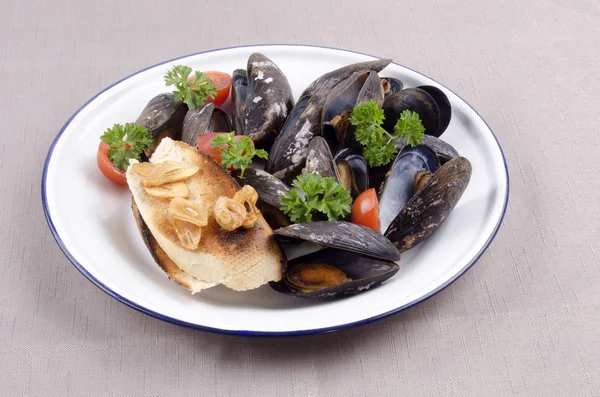 Färska musslor och vitlök baguette — Stockfoto