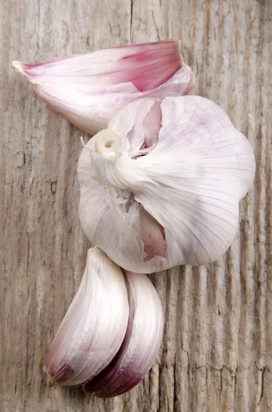 Garlic closeup on rustic wooden board — Stock Photo, Image