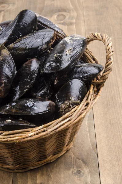 Fresh and uncleaned mussels in a wicker basket — Stock Photo, Image