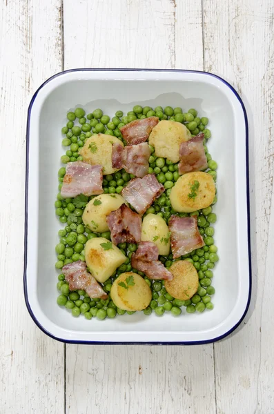 Roasted potatoes, grilled bacon and peas — Stock Photo, Image