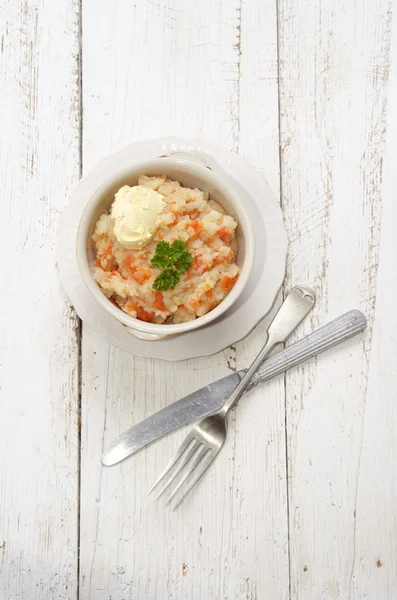 Mashed potatoes with carrots, butter and parsley — Stock Photo, Image