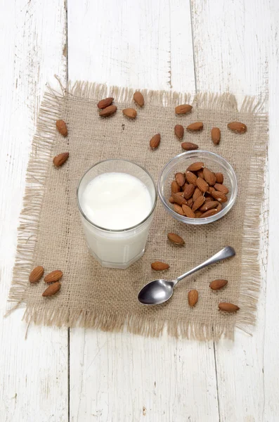 Leche fría de almendras en un vaso —  Fotos de Stock