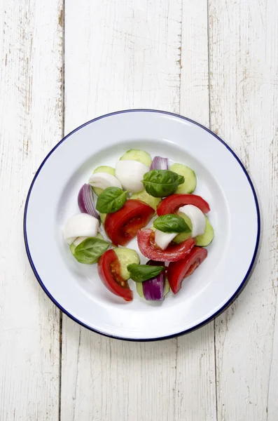 Salada de verão fresca em uma chapa — Fotografia de Stock