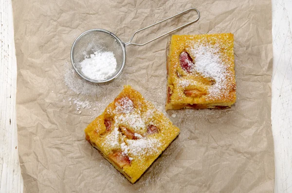 Fruit cake with nectarines on kitchen paper — Stock Photo, Image