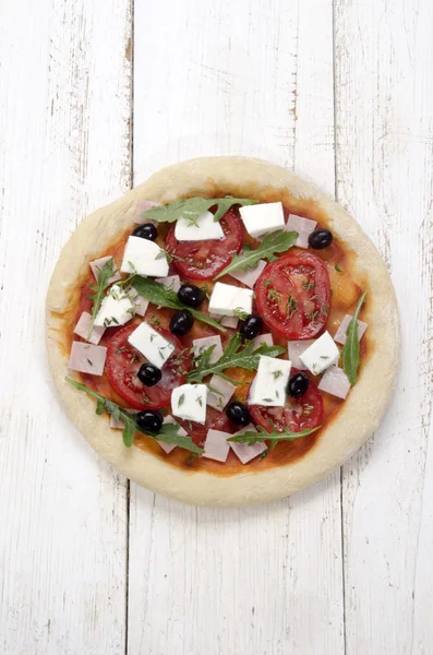 Frisch gebackene Pizza mit Schinken und Mozzarella — Stockfoto