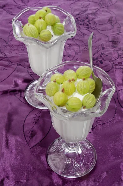 Frozen yogurt with gooseberries in a glass — ストック写真