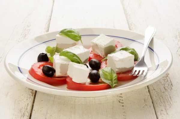 Greek summer salad on a plate — Zdjęcie stockowe