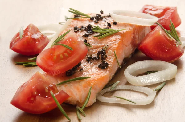 Grilled salmon fillet with tomato on wood — Stok fotoğraf