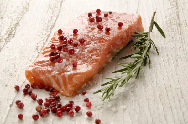 Filete de salmón crudo sobre madera rústica blanca — Foto de Stock