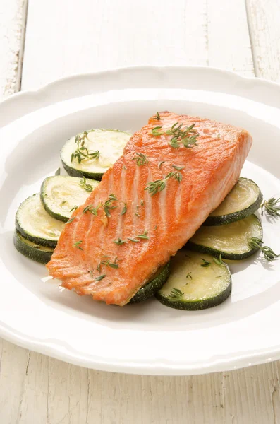 Grilled salmon fillet with zucchini on a plate — Stock Photo, Image