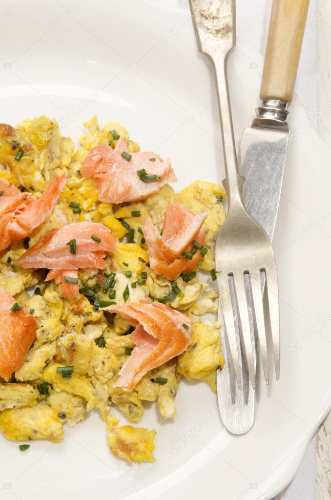 scrambled eggs with salmon and dill