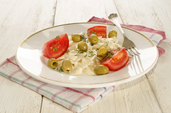 Salada de macarrão mediterrâneo com maionese — Fotografia de Stock