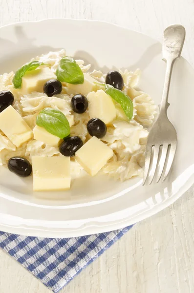 Mayonez makarna salatası peynir ve Siyah Zeytin ile — Stok fotoğraf