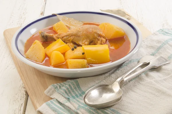 Hongaarse aardappelsoep met kip drumstick — Stockfoto