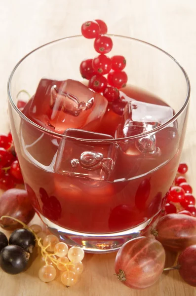 Sommerfruchtcocktail mit Eiswürfel — Stockfoto