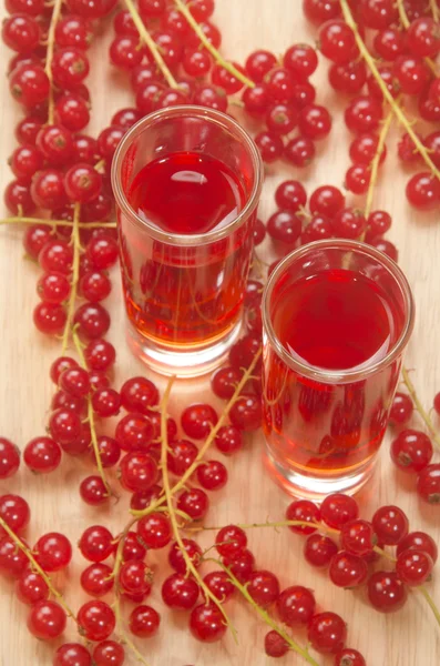 Likör aus roten Johannisbeeren in einem kleinen Glas — Stockfoto