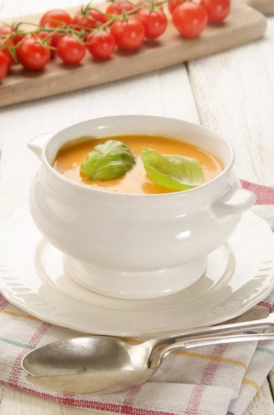 Tomato curry soup with basil — Stock Photo, Image