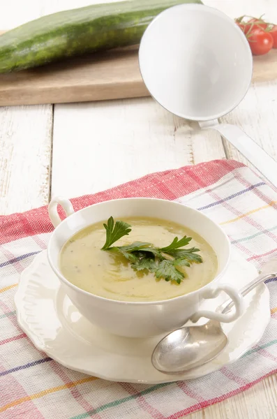 Sopa de pepino de batata caseira — Fotografia de Stock