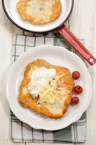 Langos húngaros con crema agria y queso — Foto de Stock