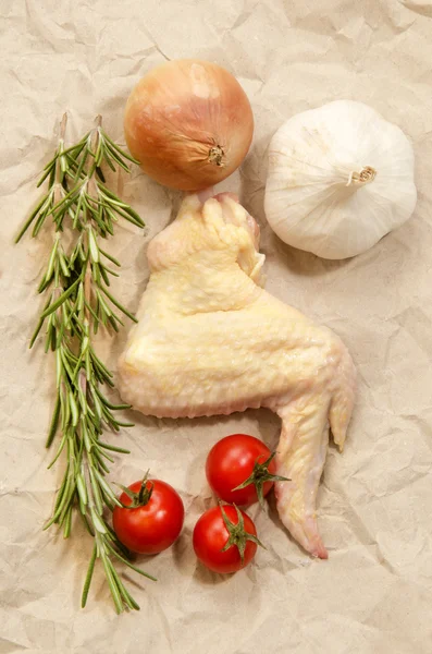 Ala de pollo crudo con verduras y hierbas — Foto de Stock