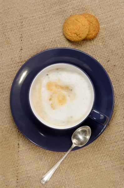 Coffee with milk foam and biscuit — Stock Photo, Image