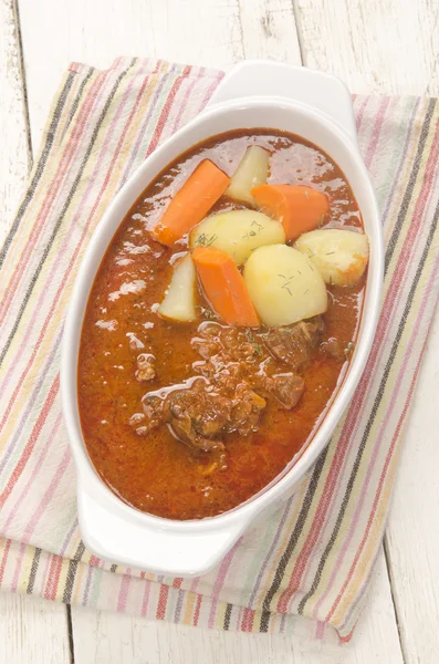 Rundvlees goulash met wortel en aardappel — Stockfoto