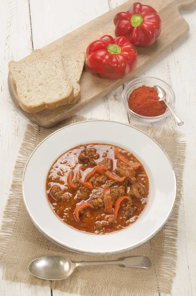 Autêntico goulash carne húngara com páprica — Fotografia de Stock