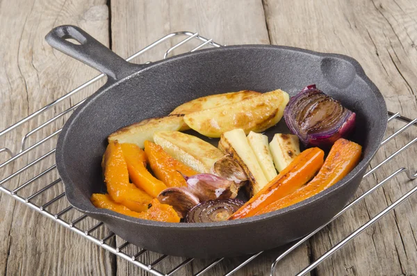 Grilled vegetable in a cast iron pan — Stock Photo, Image
