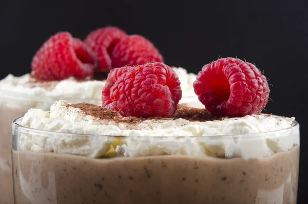 Chocolade pudding met slagroom en framboos — Stockfoto