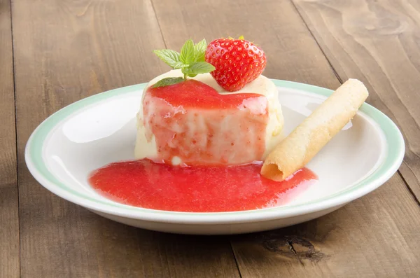 Strawberry panna cotta with biscuit — Stock Photo, Image