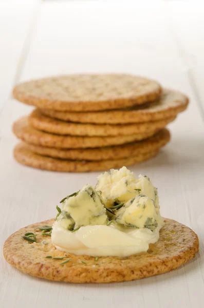 Tereyağı ve gorgonzola ile bisküvi — Stok fotoğraf