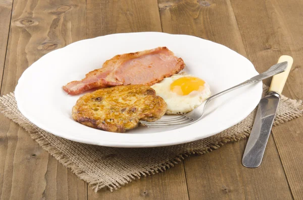 Pancake with bacon and fried egg — Stock Photo, Image