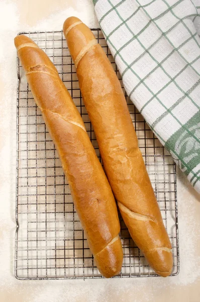 Baguette française sur un support de refroidissement noir — Photo