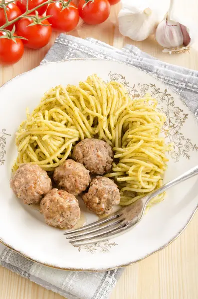 Lamb meat balls with green pesto spaghetti — Stock Photo, Image