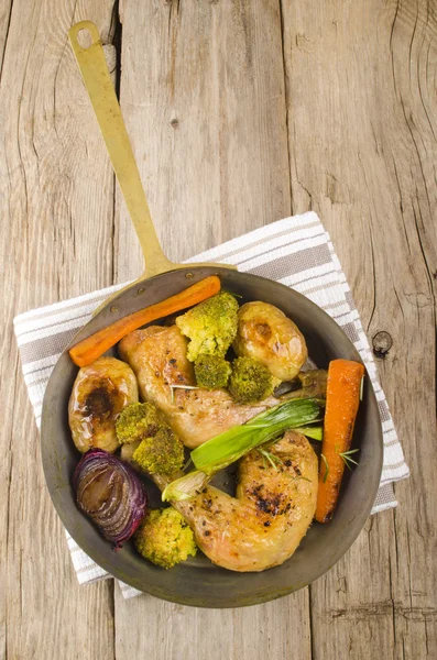 Baqueta de frango grelhado e vegetal — Fotografia de Stock