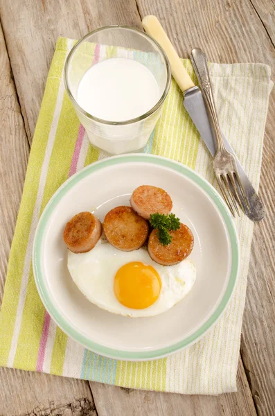 Ирландский завтрак с белым пудингом и жареным яйцом — стоковое фото