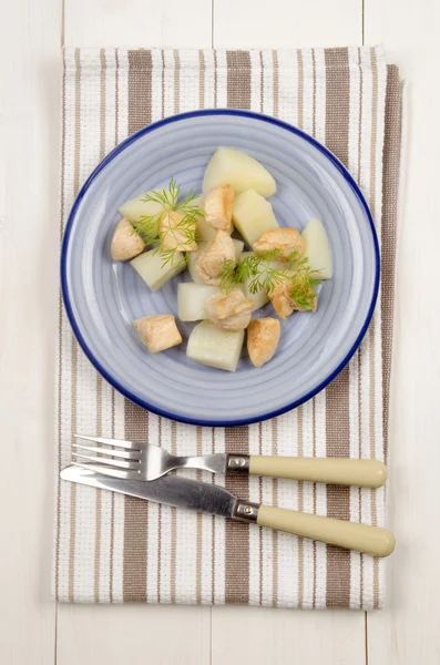 Kokt potatis med kycklingfilé kuber och dill — Stockfoto